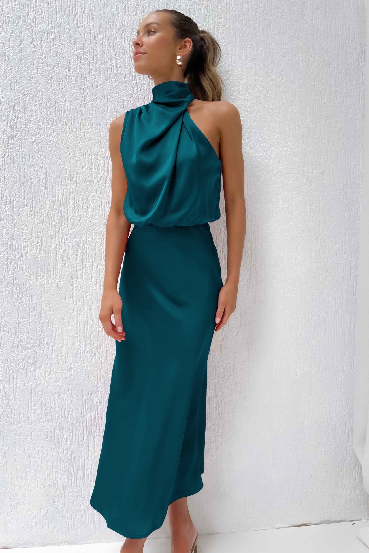 Božetěcha | Elegantní večerní šaty s halter výstřihem