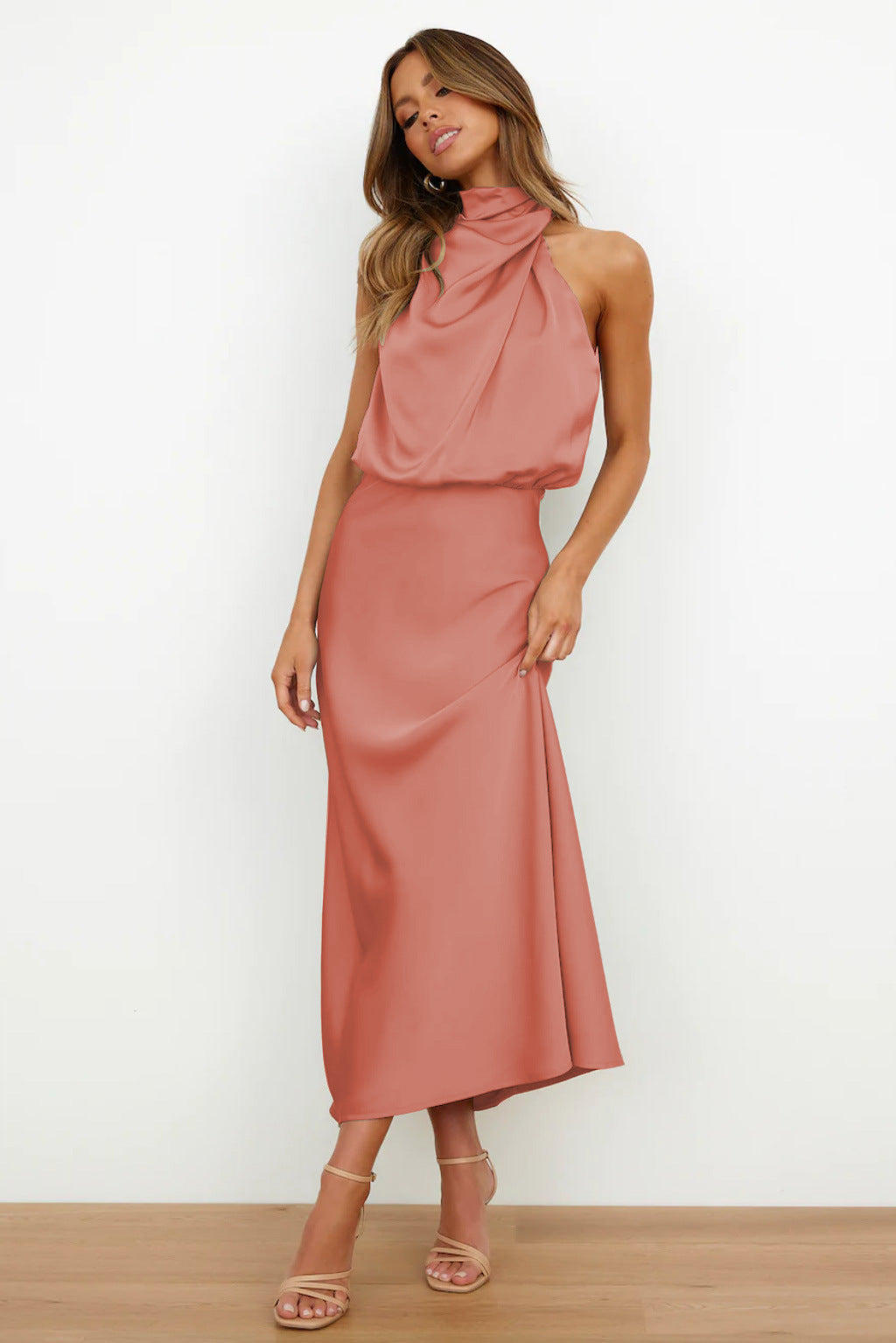 Božetěcha | Elegantní večerní šaty s halter výstřihem