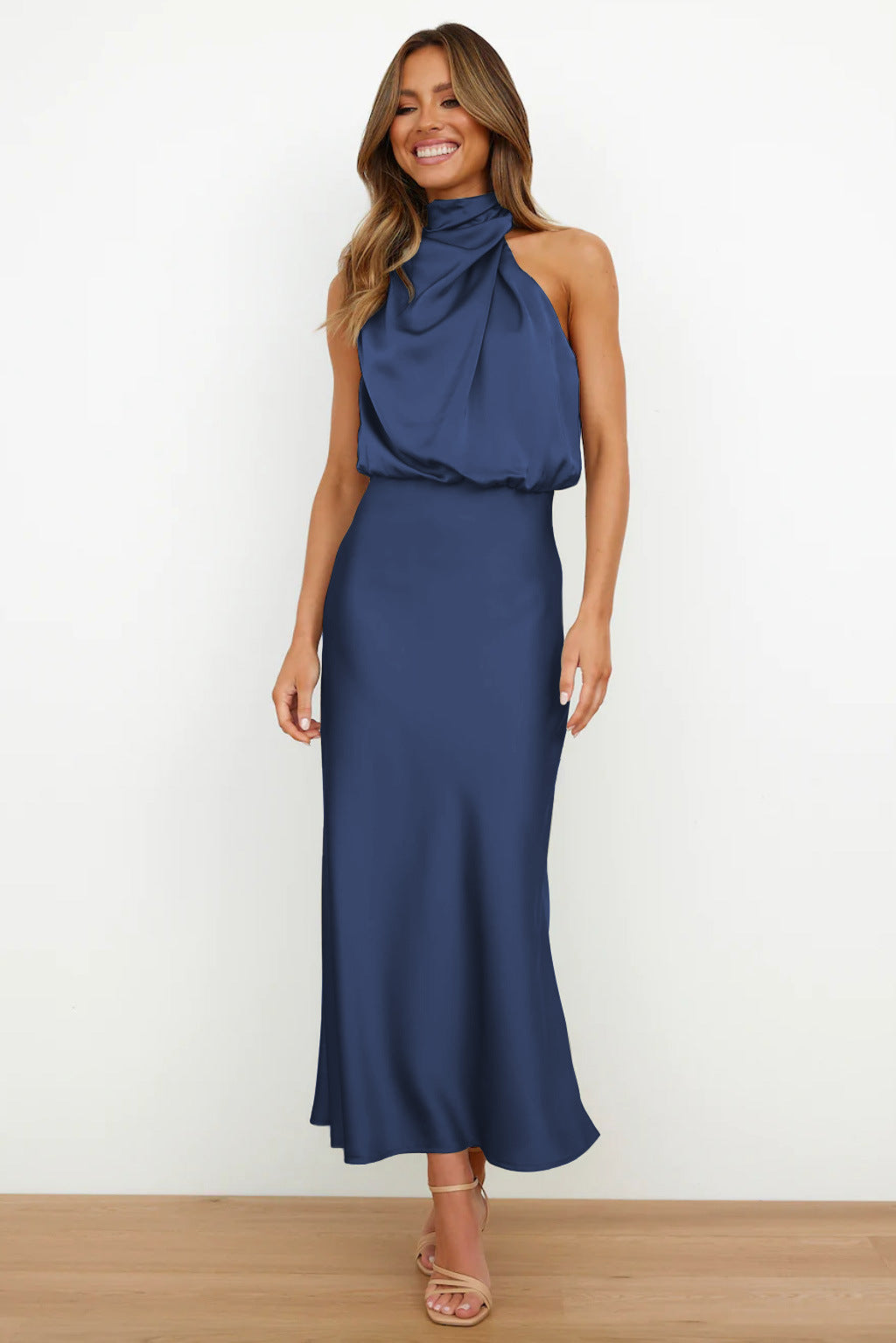 Božetěcha | Elegantní večerní šaty s halter výstřihem