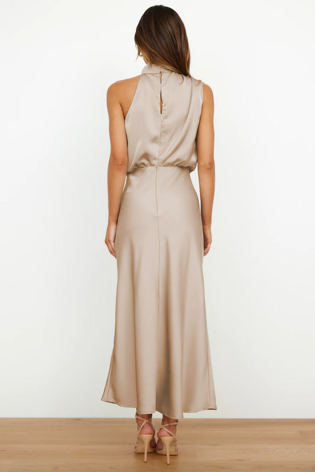 Božetěcha | Elegantní večerní šaty s halter výstřihem