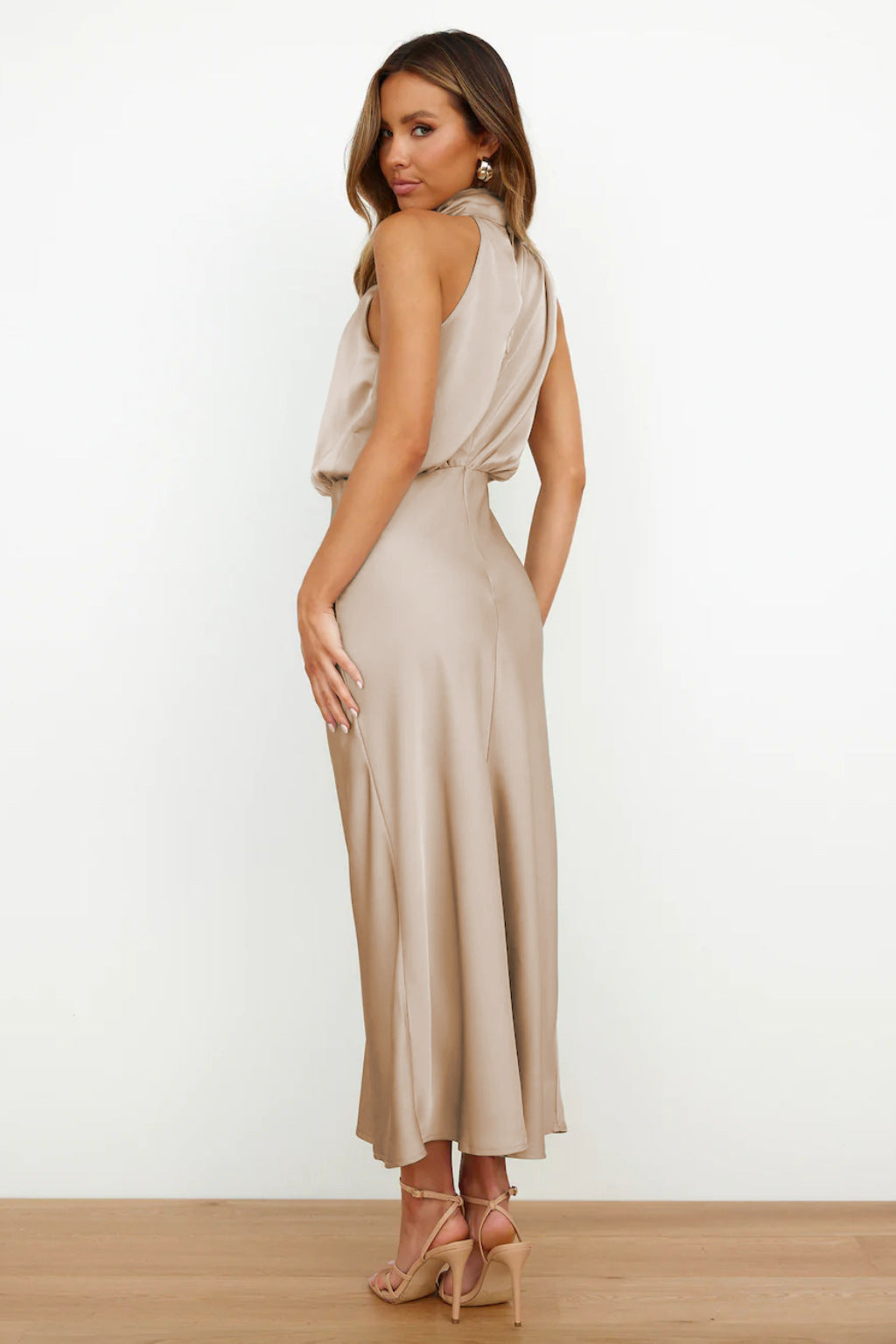 Božetěcha | Elegantní večerní šaty s halter výstřihem