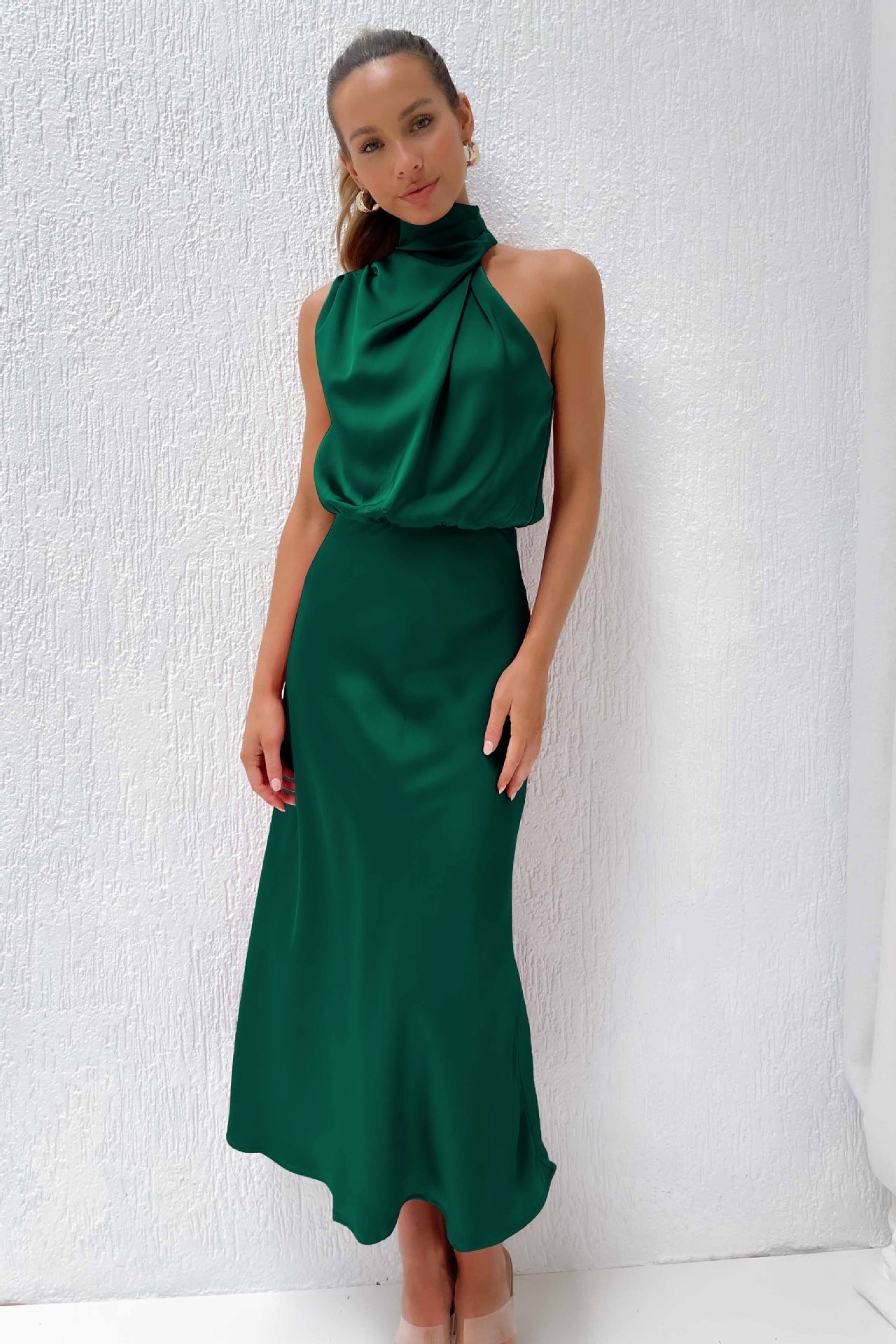 Božetěcha | Elegantní večerní šaty s halter výstřihem