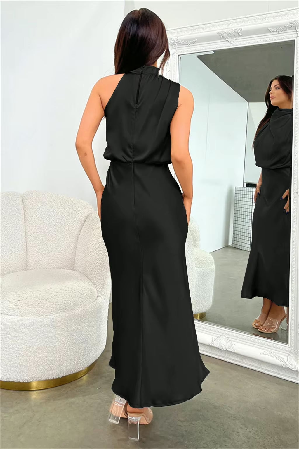 Božetěcha | Elegantní večerní šaty s halter výstřihem